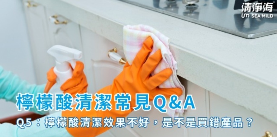 拿著清潔劑擦拭廚房的白色置物櫃