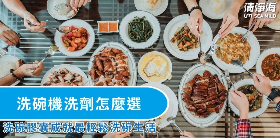 一張白色的桌子上有許多東方菜色的盤子